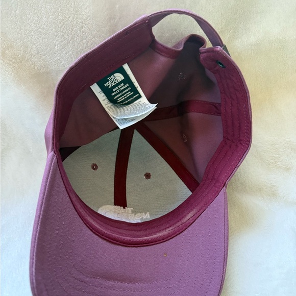 The North Face Mauve Cap - Picture 3 of 3